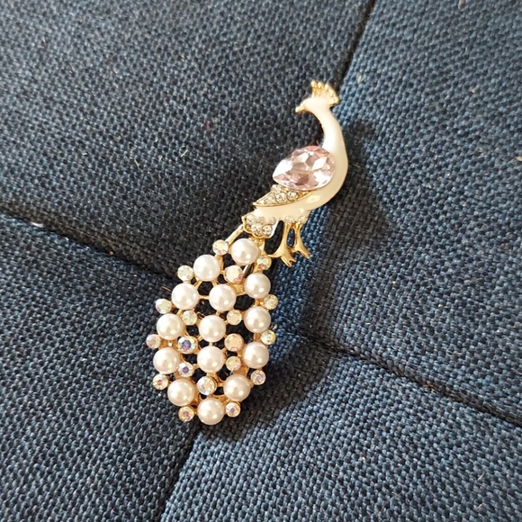 Pearl Peacock 🦚 Pin Pendent - Picture 4 of 4